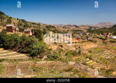 Madagascar, Ambohimahasoa, maisons en brique au-dessus de paysages agricoles en terrasses Banque D'Images