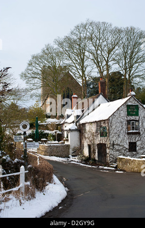 Le pub Royal Oak et église en hiver neige Cardington Shropshire UK Banque D'Images