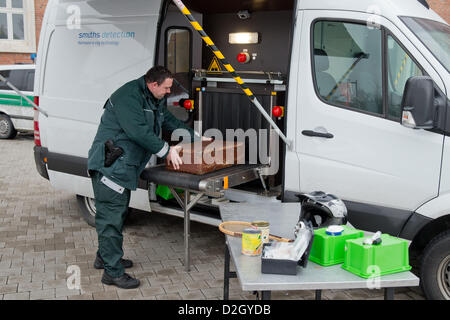 Nuremberg, Allemagne. 24 janvier 2013. Agent des douanes Markus Moeckel met une valise dans un x-ray maching pendant une démonstration d'un x-ray vehichle en dehors du chef de bureau de douane à Nuremberg, Allemagne, 24 janvier 2013. Le bureau de douane a présenté les résultats de six mois de campagne de surveillance germano-tchèque. Photo : Daniel Karmann/ Alamy Live News Banque D'Images