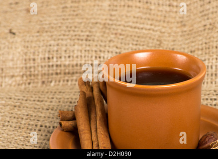 Tasse de café à la cannelle, les grains de café, de noix et de citron au limogeage Banque D'Images