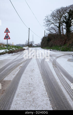 Une Skoda Octavia break plongée le long d'une route de campagne à Norfolk avec une nouvelle couche de neige sur elle. La voiture est vu en mouvement. Banque D'Images