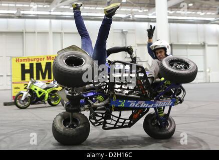 Hambourg, Allemagne. 24 janvier 2013. Stunt Driver portugais Ricardo Domingos et co-pilote Pedro Marques (L) Exécuter sur une Suzuki LTR450 au cours d'une session de la presse pour la 19e foire Moto Hambourg (Motorradtagen) à Hambourg, Allemagne, 24 janvier 2013. La plus grande foire de moto dans le nord de l'Allemagne est ouverte aux visiteurs du 25 au 27 janvier. Photo : BODO MARQUE/ Alamy Live News Banque D'Images