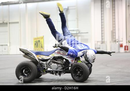 Hambourg, Allemagne. 24 janvier 2013. Stunt Driver portugais Ricardo Domingos joue sur un Quad Suzuki LTR450 au cours d'une session de la presse pour la 19e foire Moto Hambourg (Motorradtagen) à Hambourg, Allemagne, 24 janvier 2013. La plus grande foire de moto dans le nord de l'Allemagne est ouverte aux visiteurs du 25 au 27 janvier. Photo : BODO MARQUE/ Alamy Live News Banque D'Images