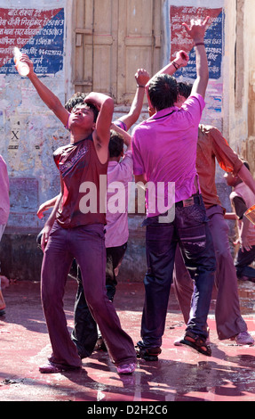 L'Inde, Rajasthan, Jodhpur, Jeunes hommes célébrant Holi festival Banque D'Images