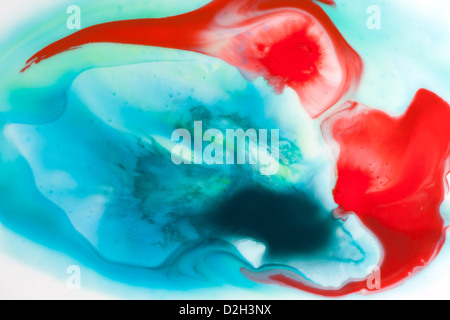 Abstract blue aquarelle dans l'eau avec l'arrière-plan flou Banque D'Images