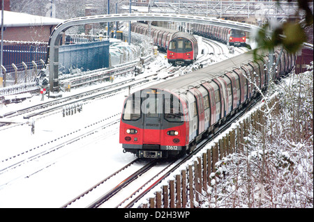Ligne du Nord couvert de neige avec train de tube Banque D'Images