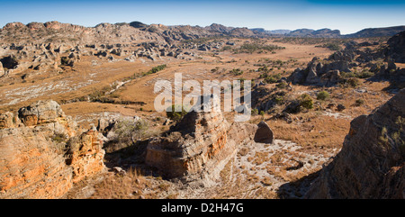 Madagascar, le Parc National de l'Isalo, paysage rocheux sur plateau central, vue panoramique Banque D'Images