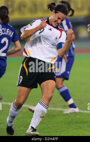 Le capitaine de l'équipe Allemagne Birgit Prinz célèbre après avoir marqué un but dans une Coupe du Monde féminine de la FIFA, un match de groupe contre le Japon. Banque D'Images