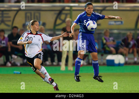 Miyuki Yanagita du Japon (5) apporte la balle vers le bas contre Petra Wimbersky de l'Allemagne (20) au cours d'une Coupe du Monde féminine de la fifa match. Banque D'Images