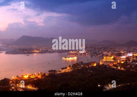 L'Inde, Rajasthan, Udaipur, high view point sur le lac Pichola, le Lake Palace hotel et palais de la ville de sunset Point Banque D'Images