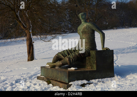 YORKSHIRE SCULPTURE PARK HIVER NEIGE HENRY MOORE Banque D'Images