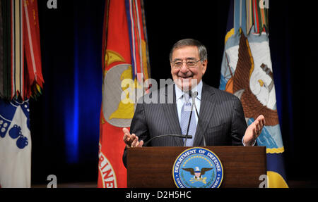 Arlington, Virginia, USA. 24 janvier 2013. Le secrétaire américain à la Défense Leon Panetta, prononce une allocution lors de la 28e célébration annuelle de Martin Luther King Jr. dans l'Auditorium du Pentagone le 24 janvier 2013 à Arlington, VA. Panetta devrait officiellement à lever les restrictions sur les femmes au combat plus tard dans la journée. Credit : Planetpix / Alamy Live News Banque D'Images