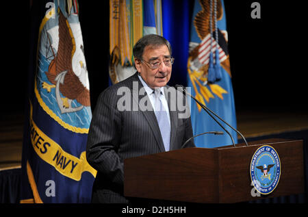 Arlington, Virginia, USA. 24 janvier 2013. Le secrétaire américain à la Défense Leon Panetta, prononce une allocution lors de la 28e célébration annuelle de Martin Luther King Jr. dans l'Auditorium du Pentagone le 24 janvier 2013 à Arlington, VA. Panetta devrait officiellement à lever les restrictions sur les femmes au combat plus tard dans la journée. Credit : Planetpix / Alamy Live News Banque D'Images