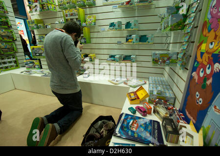 Londres, Royaume-Uni. 24 janvier 2013. Le 60e salon du jouet de Londres au Kensington Olympia est organisée par les Britanniques de jouets et d'association qui réunit les différents fabricants de jouets jeux et hobbies de partout dans le monde. Credit : amer ghazzal / Alamy Live News Banque D'Images