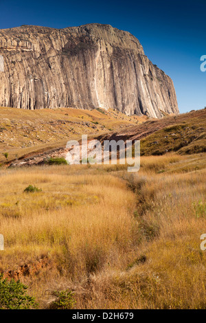 Madagascar, la route RN7, Varavarana, passerelle vers le sud, de l'affleurement de granit Banque D'Images