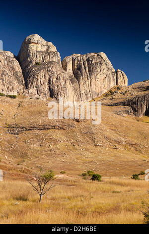 Madagascar, la route RN7, Varavarana, passerelle vers le sud, de l'affleurement de granit Banque D'Images