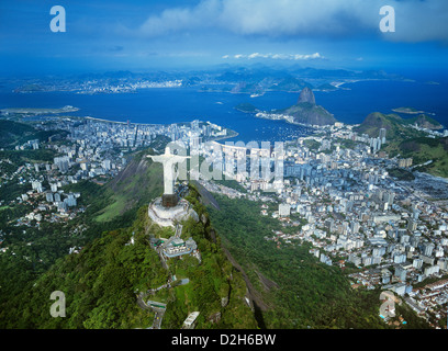 Brasil, Rio de Janeiro, Christ Rédempteur sur la montagne du Corcovado surplombant la baie de Guanabara et le Pain de Sucre Banque D'Images