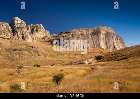 Madagascar, la route RN7, Varavarana, passerelle vers le sud, de l'affleurement de granit Banque D'Images