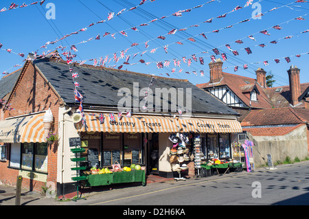 Dans les magasins du Village Village Horning Norfolk Broads UK avec drapeaux Union Jack Banque D'Images