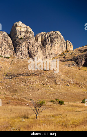 Madagascar, la route RN7, Varavarana, passerelle vers le sud, de l'affleurement de granit Banque D'Images