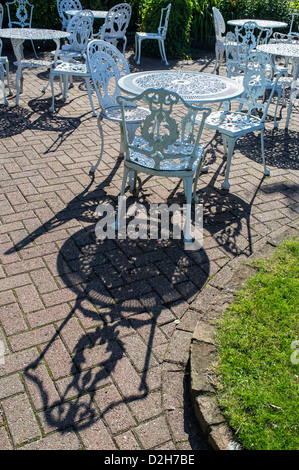 Salon de jardin en fer forgé au cour de Restaurant et Café dans Horning Norfolk Broads Village UK Banque D'Images