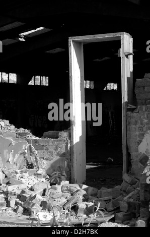 Mur de briques s'est effondré d'un bâtiment abandonné Banque D'Images