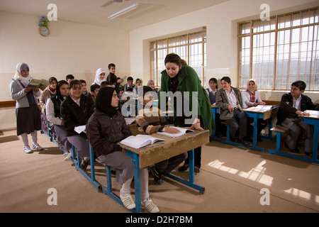 À l'intérieur de classes du secondaire des hommes et des femmes étudiants adolescents musulmans étudiant kurde dans le Nord de l'Irak Kurdistan Banque D'Images