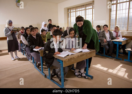 À l'intérieur de classes du secondaire des hommes et des femmes étudiants adolescents musulmans étudiant kurde dans le Nord de l'Irak Kurdistan Banque D'Images