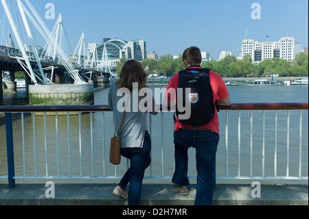 Londres, Southbank, Riverside, remblai, touristiques, les visiteurs, donnent sur la Tamise. Banque D'Images