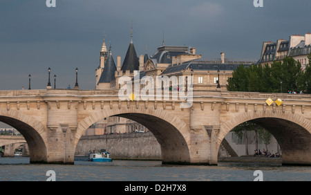 La conciergerie, un ancien palais royal et la prison en France, à Paris, sur la Seine près de Notre Dame Banque D'Images