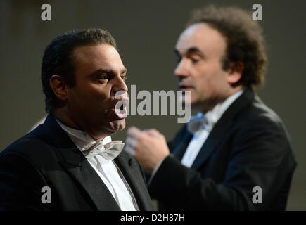 Prague, République tchèque. 24 janvier 2013. Ténor Maltais Joseph Calleja effectue au cours de la tournée hommage à Mario Lanza de "Nessun dorma pour être mon amour' d'orchestre Frédéric Chaslin est visible sur la droite. Photo : CTK / Alamy Live News Banque D'Images