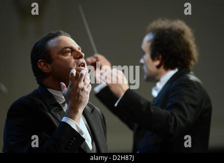 Prague, République tchèque. 24 janvier 2013. Ténor Maltais Joseph Calleja effectue au cours de la tournée hommage à Mario Lanza de "Nessun dorma pour être mon amour' d'orchestre Frédéric Chaslin est visible sur la droite. Photo : CTK / Alamy Live News Banque D'Images