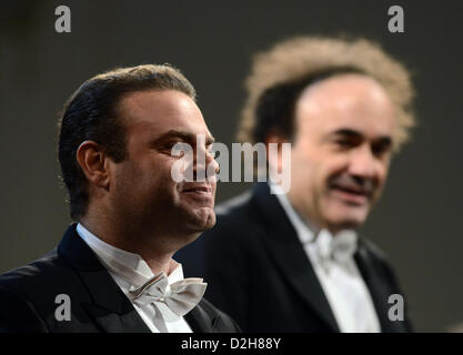 Ténor Maltais Joseph Calleja effectue au cours de la tournée hommage à Mario Lanza de "Nessun dorma pour être mon amour' à Prague, République tchèque, le 24 janvier 2013. Chef d'orchestre Frédéric Chaslin est visible sur la droite. (Photo/CTK Katerina Sulova) Banque D'Images