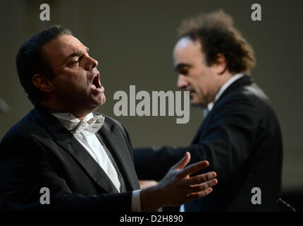 Ténor Maltais Joseph Calleja effectue au cours de la tournée hommage à Mario Lanza de "Nessun dorma pour être mon amour' à Prague, République tchèque, le 24 janvier 2013. Chef d'orchestre Frédéric Chaslin est visible sur la droite. (Photo/CTK Katerina Sulova) Banque D'Images