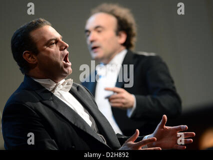 Ténor Maltais Joseph Calleja effectue au cours de la tournée hommage à Mario Lanza de "Nessun dorma pour être mon amour' à Prague, République tchèque, le 24 janvier 2013. Chef d'orchestre Frédéric Chaslin est visible sur la droite. (Photo/CTK Katerina Sulova) Banque D'Images