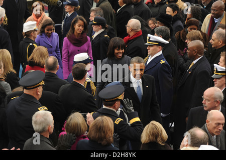 Le président américain Barack Obama et la première famille font leur chemin hors de la plate-forme lors de la 57e Cérémonie d'investiture sur le capitole le 21 janvier 2013 à Washington, DC. Banque D'Images