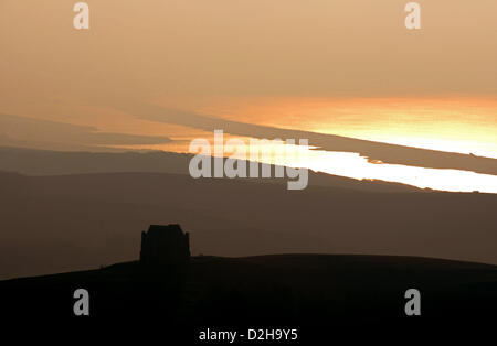 Lever de soleil sur la chapelle de Sainte Catherine et de la flotte à Abbotsbury, Dorset, Angleterre, Royaume-Uni Banque D'Images