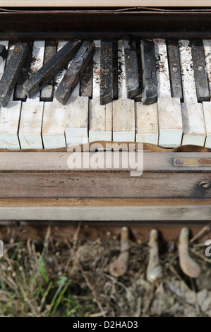 Touches Piano close up, un clavier cassé abandonné, assis à l'extérieur dans le temps. Banque D'Images