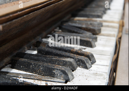 Touches Piano close up, un clavier cassé abandonné, assis à l'extérieur dans le temps. Banque D'Images