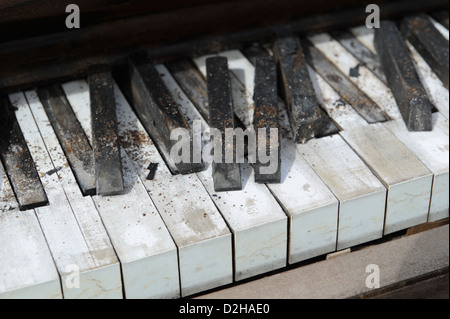 Touches Piano close up, un clavier cassé abandonné, assis à l'extérieur dans les conditions climatiques, selective focus. Banque D'Images