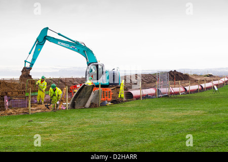 Ouvriers la pose d'une conduite d'égout de remplacement d'une station de pompage à l'usine de traitement à Redcar Redcar Banque D'Images