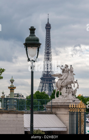 La sculpture, l'obélisque, de la Tour Eiffel et du Jardin des Tuileries à Paris, France Banque D'Images