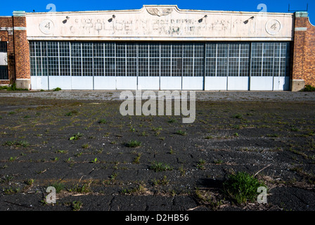 Hangar abandonné avec copie espace au bas de l'image dans Brooklyn New York. Banque D'Images