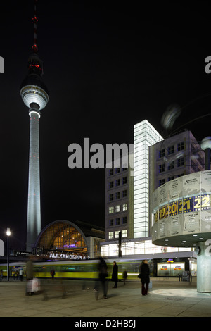 Berlin, Allemagne, la tour de télévision, l'Alexanderplatz, et l'horloge mondiale Berolina Maison Banque D'Images