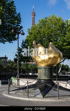 Flamme de la liberté à Paris France est une réplique de la flamme de la torche à la main de la Statue de la Liberté Banque D'Images