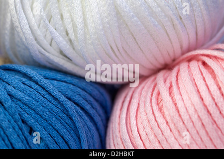 Close-up de trois fils, bleu, blanc et rose. Les couleurs traditionnelles pour les nouveau-nés. Banque D'Images