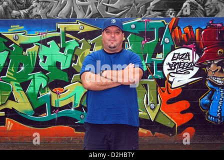 Portrait de l'artiste graffiti en face de son travail . Pointz 5 Long Island City, Queens, New York. Banque D'Images