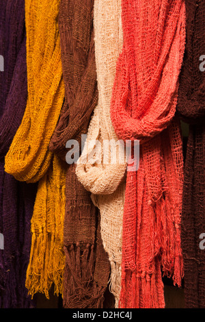 Madagascar, Ambalavao, Soalandy Atelier de soie, foulards en soie colorée vague Banque D'Images