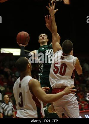Le 23 janvier 2013 - Oxford, Ohio, États-Unis - Ohio Bobcats avant Ivo Baltic (23) met en place un tir passer Miami Redhawks (Oh) Centre a attiré McGhee (50). Dans la deuxième moitié de jouer sur , le mercredi 23 janvier 2013. À l'intérieur du hall du mil sur le campus de l'Université de Miami à Oxford, Ohio. Miami a perdu le match 74 à 62. (Crédit Image : © Ernest Coleman/ZUMAPRESS.com) Banque D'Images