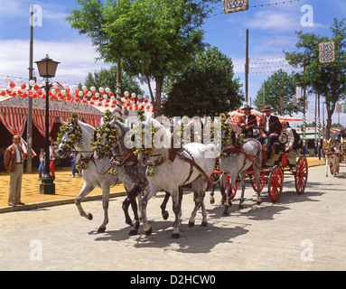 Calèche décorée à la feria de abril de Sevilla (Séville Foire d'avril), la Province de Séville, Séville, Andalousie, Espagne Banque D'Images